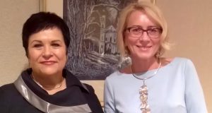 Švietimo ir mokslo ministrė Audronė Pitrėnienė (kairėje) padėkos raštą įteikė Pandėlio gimnazijos rusų kalbos mokytojai Larisai Tichonovai.
