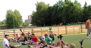 Treneris A.Tigrūdis (kairėje) jaunuosius rokiškėnus moko futbolo paslapčių. L.Dūdaitės nuotr.