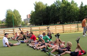 Treneris A.Tigrūdis (kairėje) jaunuosius rokiškėnus moko futbolo paslapčių. L.Dūdaitės nuotr.