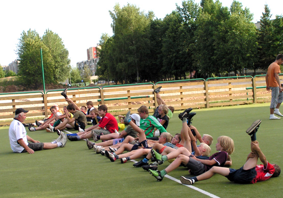 Treneris A.Tigrūdis (kairėje) jaunuosius rokiškėnus moko futbolo paslapčių. L.Dūdaitės nuotr.