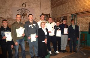 Jėgos trikovės rajono pirmenybėse – atkakli atletų kova ir rekordų gausa Jėgos trikovės absoliučiai geriausiųjų sportininkų septintukas: L.Kudrešovas (iš kairės)