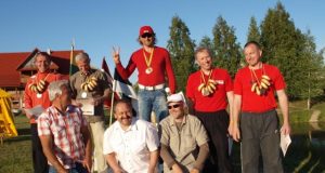 Turnyro organizatoriui Stasiui Mekšėnui (pirmoje eilėje iš kairės)