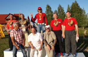 Velykalnyje – tinklinis, prie ežero – krepšinis… Turnyro organizatoriui Stasiui Mekšėnui (pirmoje eilėje iš kairės)