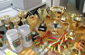 Nepriklausomybės atkūrimo 20-mečio turnyre triumfavo senjorai Nugalėtojams ir prizininkams – turnyro medaliai