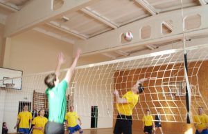 Žaidžia Liberalų ir centro sąjungos (geltona apranga) bei Tėvynės sąjungos-Lietuvos krikščionių demokratų partijos komandų tinklininkai. L.Dūdaitės nuotr.