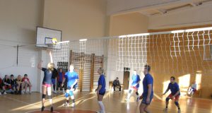 Rajono politikų turnyro akimirka: „Tvarka ir teisingumas“ (šviesesnė apranga) prieš Darbo partiją. L.Dūdaitės nuotr.