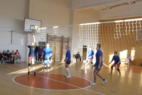 Rajono politikų turnyro akimirka: „Tvarka ir teisingumas“ (šviesesnė apranga) prieš Darbo partiją. L.Dūdaitės nuotr.