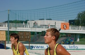 Jauniausias rokiškėnų tinklininkų duetas – Romas Laužadis (kairėje) ir Dovydas Raupys – demonstravo brandų žaidimą. S. Mekšėno nuotr.