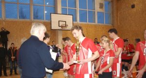 Nugalėtojų taurė - „Rokiškio sūrio“ komandos kapitono ir varžybų naudingiausio žaidėjo Simo Paliūnio rankose. L.Dūdaitės nuotr.