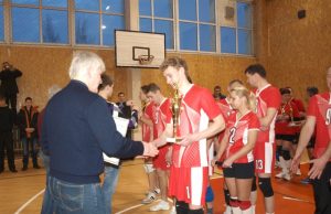 Į rajono tinklinio lygos nugalėtojų laurus kėsinosi kupiškėnai Nugalėtojų taurė - „Rokiškio sūrio“ komandos kapitono ir varžybų naudingiausio žaidėjo Simo Paliūnio rankose. L.Dūdaitės nuotr.