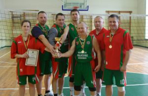 Policijos dienai ir miesto gimtadieniui – pareigūnų iškovota taurė Miesto gimtadienio išvakarėse į rajoną atvežta tinklinio turnyro taurė. Ji - geriausios apskrities pareigūnų komandos rankose. Komandos kapitonas – komisariato viršininkas Stasys Meliūnas (penktas iš kairės). Panevėžio VPK nuotr.