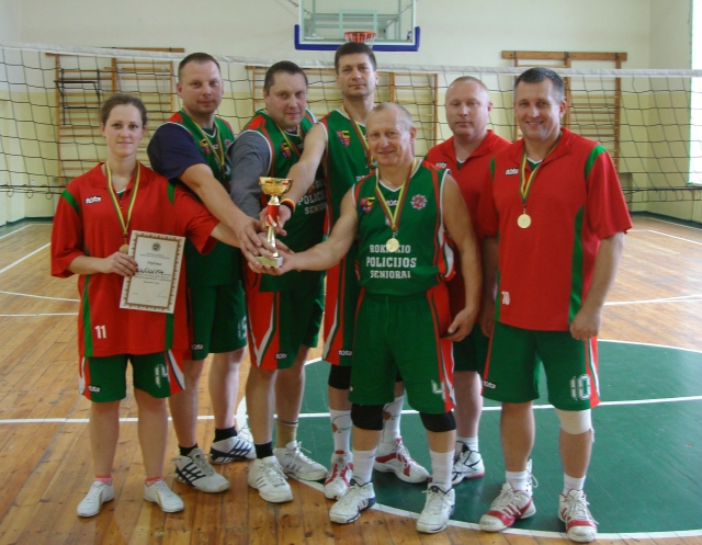 Miesto gimtadienio išvakarėse į rajoną atvežta tinklinio turnyro taurė. Ji - geriausios apskrities pareigūnų komandos rankose. Komandos kapitonas – komisariato viršininkas Stasys Meliūnas (penktas iš kairės). Panevėžio VPK nuotr. Miesto gimtadienio išvakarėse į rajoną atvežta tinklinio turnyro taurė. Ji - geriausios apskrities pareigūnų komandos rankose. Komandos kapitonas – komisariato viršininkas Stasys Meliūnas (penktas iš kairės). Panevėžio VPK nuotr.