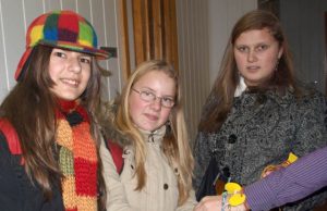 J.Tumo-Vaižganto vidurinės mokyklos moksleivės Neda Letukytė (iš kairės)