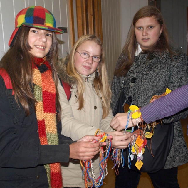 J.Tumo-Vaižganto vidurinės mokyklos moksleivės Neda Letukytė (iš kairės)