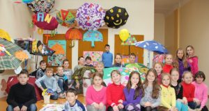 Prie skėčių kompozicijos pozavo progimnazijos 3 a klasės mokiniai.  N.Byčkovskio nuotr.