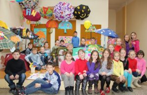 Prie skėčių kompozicijos pozavo progimnazijos 3 a klasės mokiniai.  N.Byčkovskio nuotr.