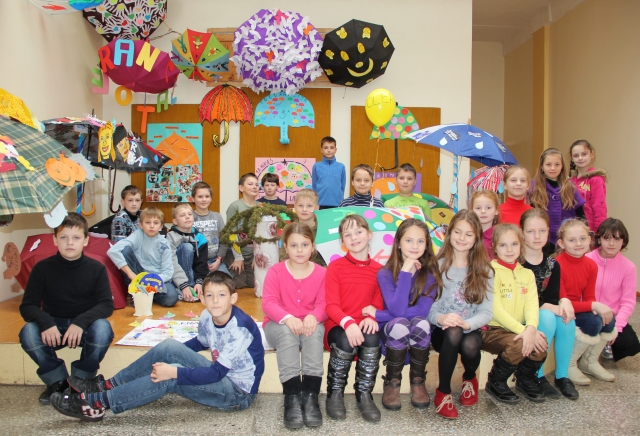 Prie skėčių kompozicijos pozavo progimnazijos 3 a klasės mokiniai.  N.Byčkovskio nuotr.