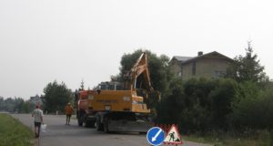 Topolių gatvėje darbininkai tiesia pėsčiųjų ir dviratininkų taką. L.Dūdaitės nuotr.