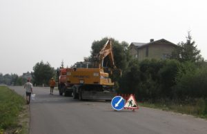 Topolių gatvėje darbininkai tiesia pėsčiųjų ir dviratininkų taką. L.Dūdaitės nuotr.