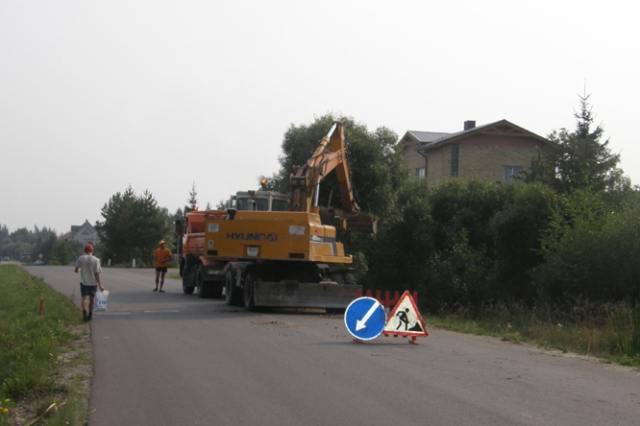 Topolių gatvėje darbininkai tiesia pėsčiųjų ir dviratininkų taką. L.Dūdaitės nuotr.