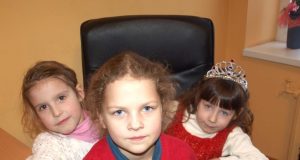 Žurnalisto kėdę išbandė Adrijana (iš kairės)