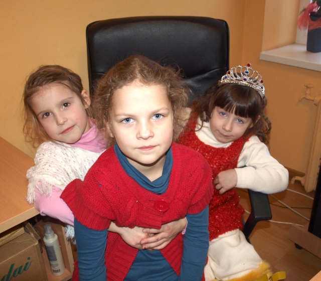 Žurnalisto kėdę išbandė Adrijana (iš kairės)