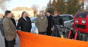 Naujuosius traktorius apžiūrinėjo Kamajų seniūnas Vytautas Vilys (iš kairės)