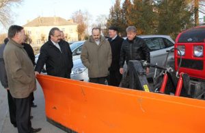 Naujuosius traktorius apžiūrinėjo Kamajų seniūnas Vytautas Vilys (iš kairės)