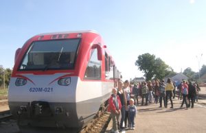 Moderniame traukinyje telpa 110 keleivių. Akcijos metu jis sutalpino maždaug pusantro šimto rokiškėnų.