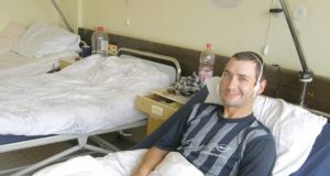 Paslydęs ant metalinių laiptų juodupėnas Egidijus Kalpokas  savaitę “atostogauja“ rajono ligoninėje. A.Puteikytės nuotr.