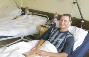 Paslydęs ant metalinių laiptų juodupėnas Egidijus Kalpokas  savaitę “atostogauja“ rajono ligoninėje. A.Puteikytės nuotr.