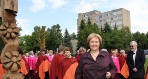 Ilgametė kultūros darbuotoja A.Krasauskienė jausmingu koncertu atsisveikino su scena ir choristais.