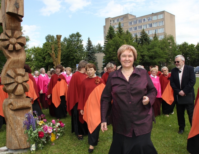 Ilgametė kultūros darbuotoja A.Krasauskienė jausmingu koncertu atsisveikino su scena ir choristais.