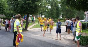 Triatlono startas duotas: komandos bėgo Obelių gatvėmis. V.Jocio nuotr.