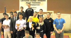 Po varžybų rajono sportininkai ir jų treneriai įsiamžino bendroje nuotraukoje. N.Byčkovskio nuotr.