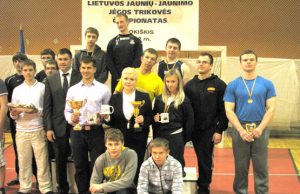 Po varžybų rajono sportininkai ir jų treneriai įsiamžino bendroje nuotraukoje. N.Byčkovskio nuotr.