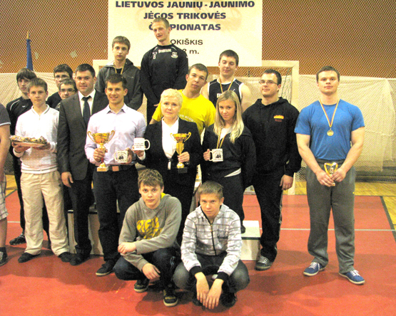 Po varžybų rajono sportininkai ir jų treneriai įsiamžino bendroje nuotraukoje. N.Byčkovskio nuotr.