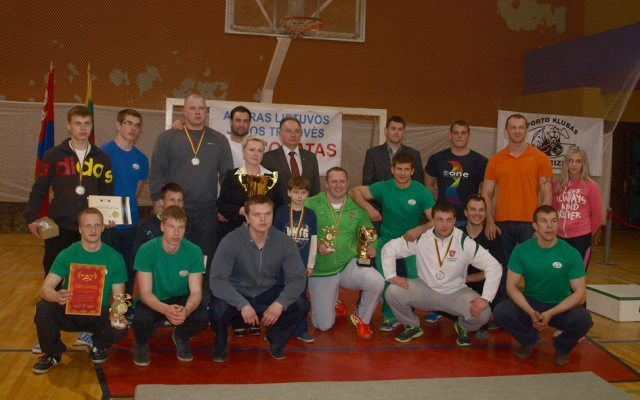 Rokiškėnų komanda šventė pergalę su draugais ir sirgaliais. L. Dūdaitės nuotr. Rokiškėnų komanda šventė pergalę su draugais ir sirgaliais. L. Dūdaitės nuotr.