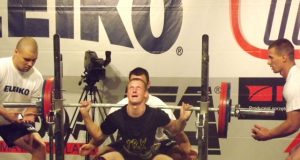 Pritūpimo veiksmu Gediminas Kepenis iškėlė 180 kg štangą. „Grizlio“ klubo archyvo nuotr.