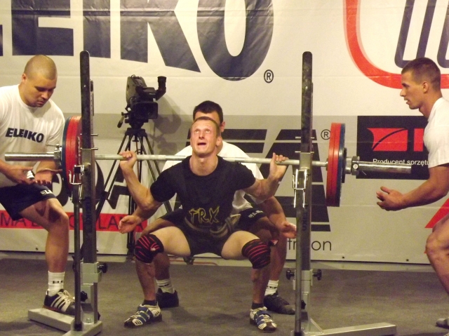 Pritūpimo veiksmu Gediminas Kepenis iškėlė 180 kg štangą. „Grizlio“ klubo archyvo nuotr.