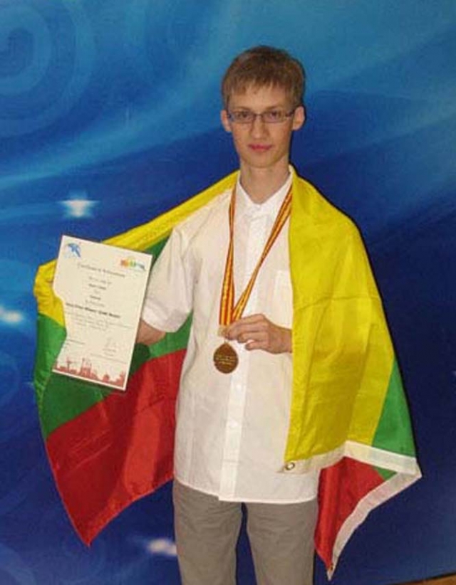 Tarptautinės astrofizikos ir astronomijos olimpiados nugalėtojas rokiškėnas Rimas Trumpa nuo šiol Rokiškyje bus retas svečias – gabus jaunuolis jau kremta kompiuterių mokslo studijas Edinburgo (Škotija) universitete. Asmeninio archyvo nuotr.