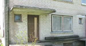 Pro lentomis užkaltus Gintaro būsto langus švilpauja vėjai. N.Byčkovskio nuotr.