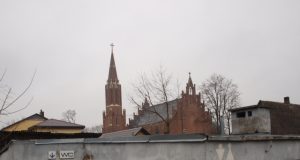 Pagrindinio miesto viešojo tualeto išorė daug ką pasako ir apie gyvybiškai svarbios patalpos vidų. D.Zibolienės nuotr.