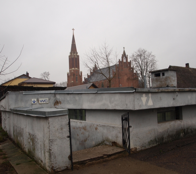 Pagrindinio miesto viešojo tualeto išorė daug ką pasako ir apie gyvybiškai svarbios patalpos vidų. D.Zibolienės nuotr.
