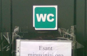 Moderniausios rajono aikštelės tualetas per šalčius - po užraktu. R. Kilkaus nuotr.