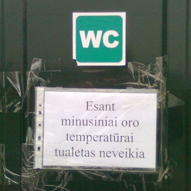 Moderniausios rajono aikštelės tualetas per šalčius - po užraktu. R. Kilkaus nuotr.