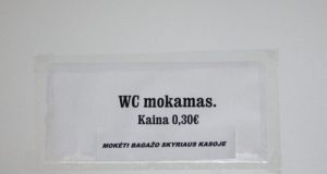 Raštas ant autobusų stoties tualeto durų skelbia