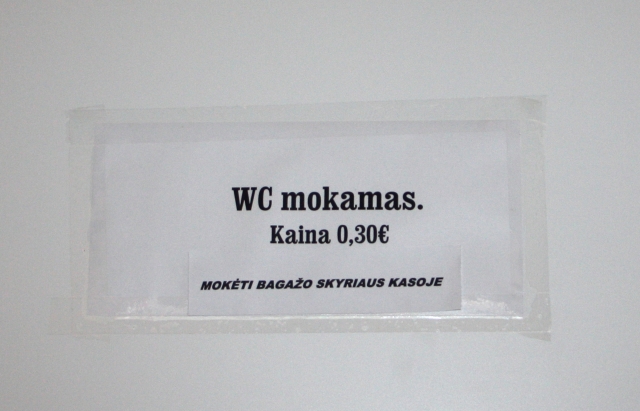 Raštas ant autobusų stoties tualeto durų skelbia