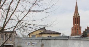 Ant senojo tualeto vartelių kabo spyna. D. Zibolienės nuotr.