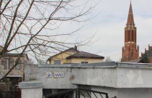 Ant senojo tualeto vartelių kabo spyna. D. Zibolienės nuotr.